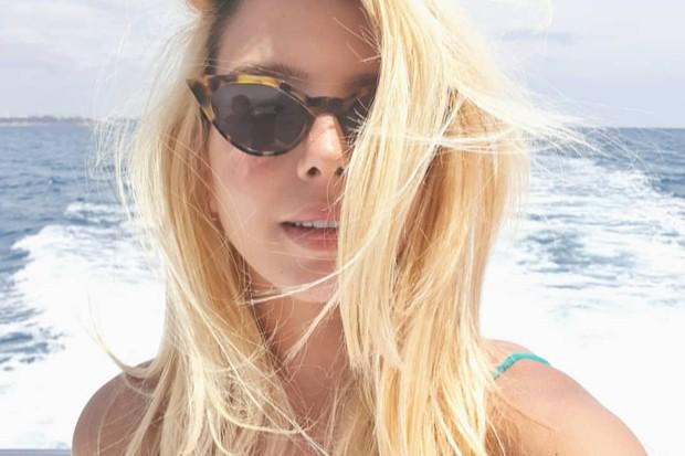 Mais loira que nunca, Giovanna Lancellotti faz passeio de barco em Portugal: ”Descabela”