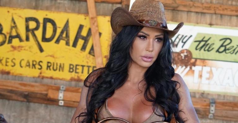 Sem a parte de cima, Gracyanne Barbosa faz pose insinuante e leva web à loucura