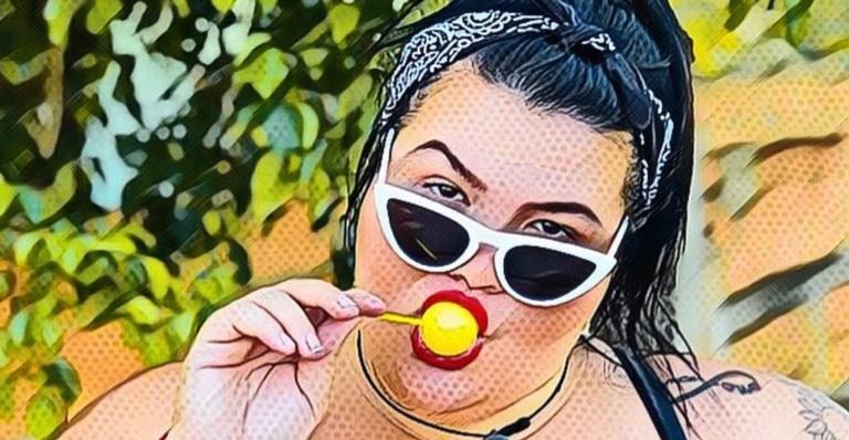 Thais Carla posa de lingerie vermelha e avisa: ”Estou um nojo”