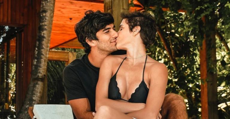Hugo Moura e Deborah Secco doam casa para família no sertão da Bahia