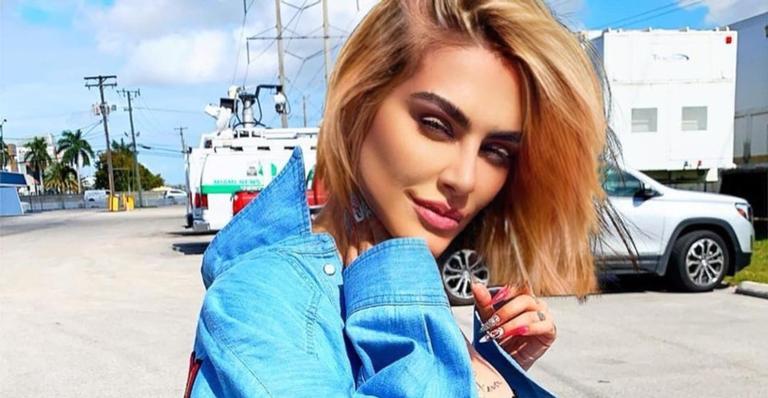 De calcinha cavada, Cleo mostra tatuagens em pontos estratégicos
