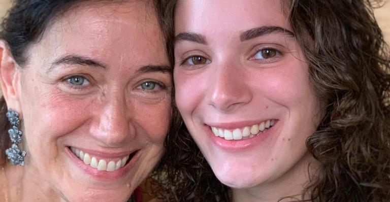 Lilia Cabral cai no choro ao lado de Ana Maria Braga ao ver imagens da filha bebê
