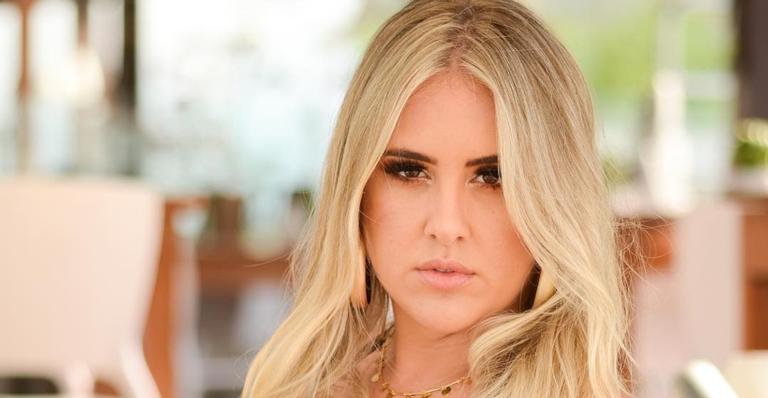De biquíni e cintura fina, Patrícia Leitte anuncia participação em clipe; Veja