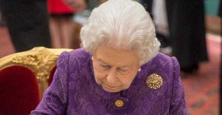 Rainha Elizabeth conhece o bisneto; nome do bebê é divulgado