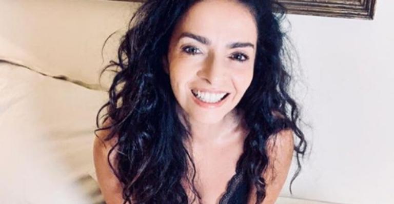 Aos 56 anos, Claudia Ohana faz ensaio sensual e choca fãs com boa forma