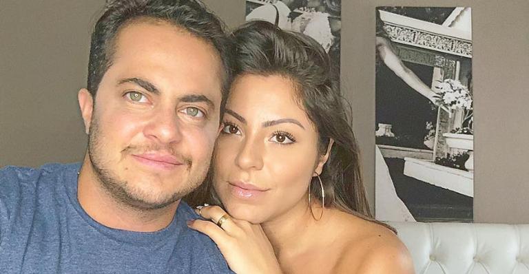 Esposa de Thammy Miranda dispensa parte de cima e ‘vira sereia’ em vídeo