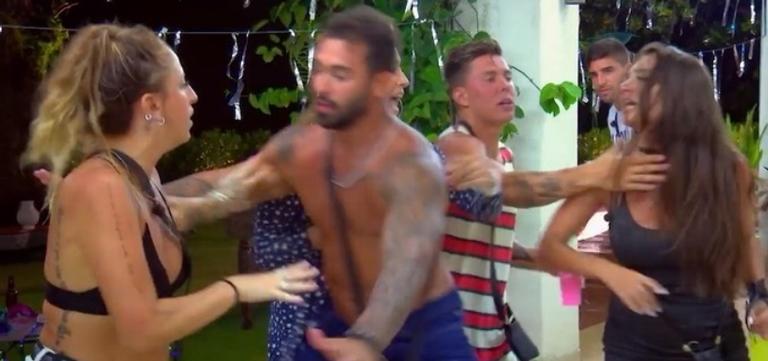 Após barraco e ameaça de morte, casal quebra cenário de reality fazendo sexo