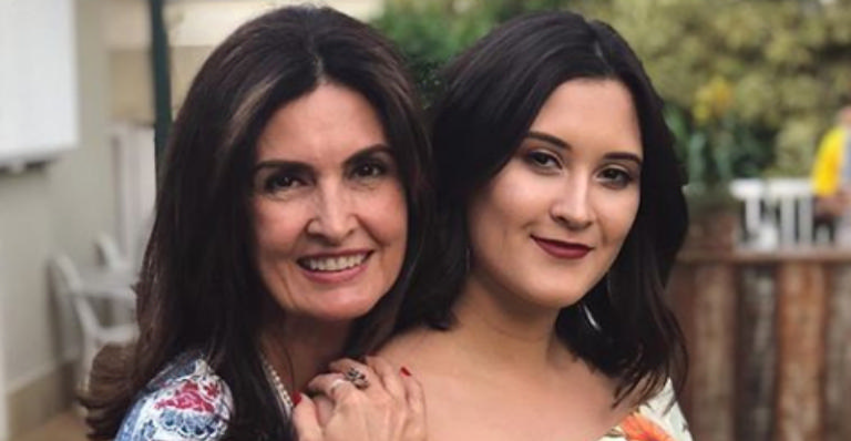 Filha de Fátima Bernardes e William Bonner é exaltada após publicar foto de biquíni