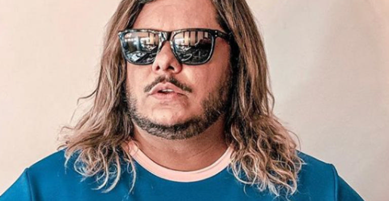 Com quase 40 anos, Marcus Majella surge com novo namorado gato 