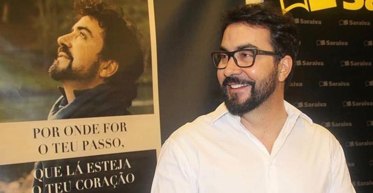 Padre Fábio de Melo aparece de visual novo e Evaristo Costa opina: ”Photoshop”