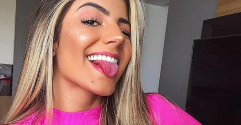Hariany faz a temperatura subir com clique de biquíni em Fernando de Noronha