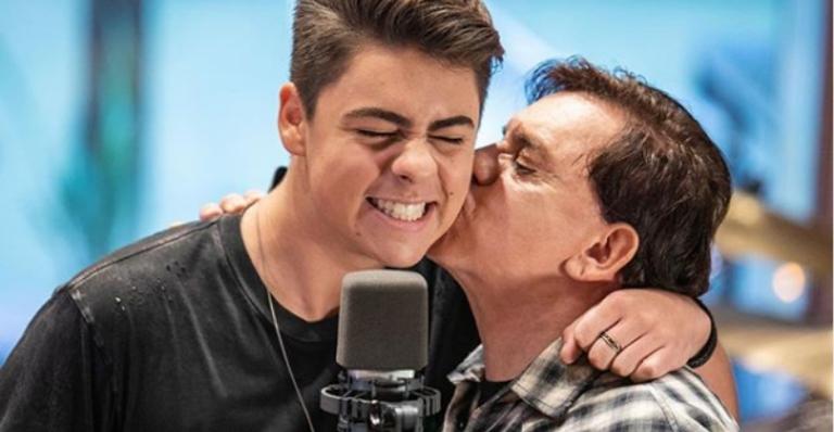 Chitãozinho se junta ao filho para lançar clipe em homenagem ao Dia das Mães