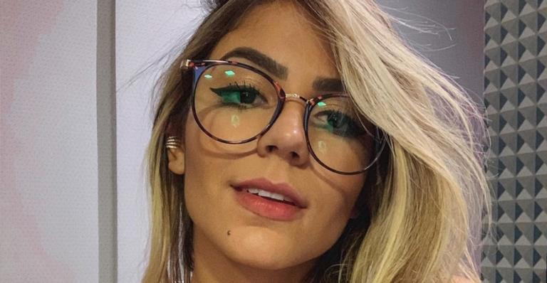 Após divulgação de cachê, Hariany posa com bumbum na nuca em Fernando de Noronha