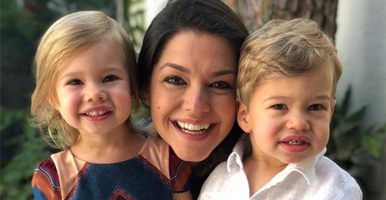 Thais Fersoza ganha buquê de rosas no Dia das Mães: ”Coisa linda”