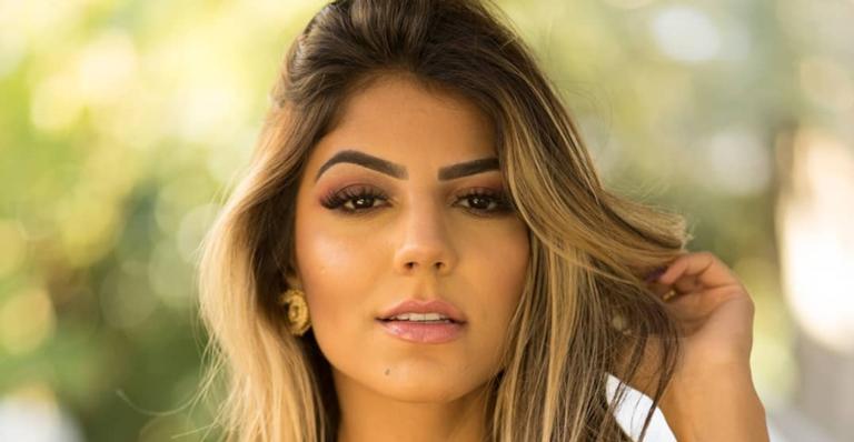 Ex-BBB Hariany exibe barriga trincada em clique de biquíni 