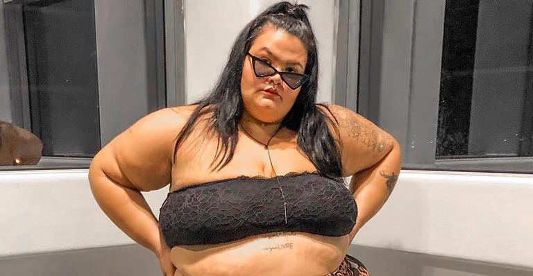 Thais Carla agita a web com foto nua e faz legenda empoderada: ”Sou gorda”