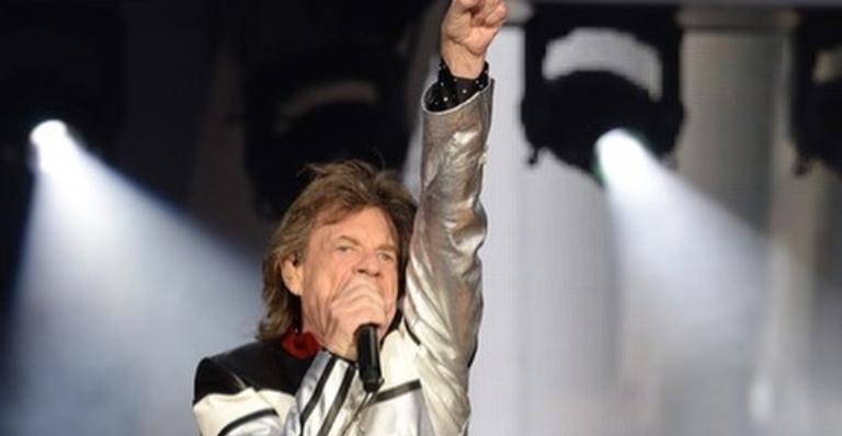 Recém-operado do coração, Mick Jagger aparece pulando e dançando em vídeo