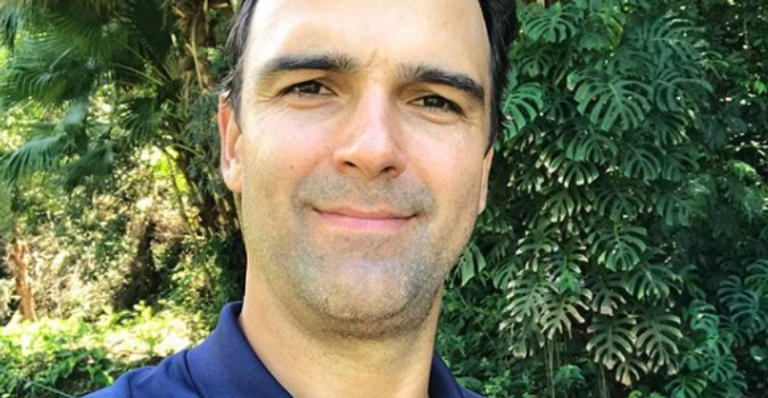Tadeu Schmidt assusta fãs ao aparecer acamado em redes socais: ‘’Em breve, boas notícias’’