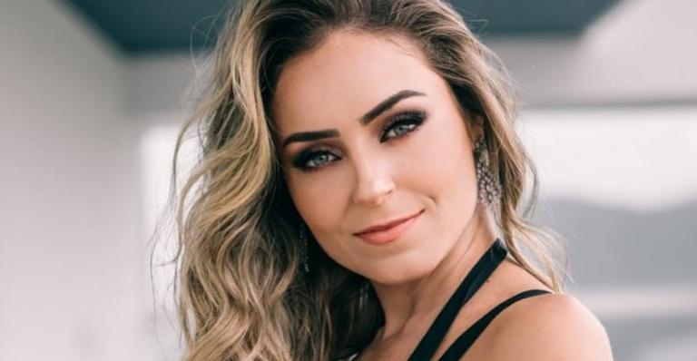 Ex-BBB Paula recebe prêmio por contribuição ao desenvolvimento de sua cidade