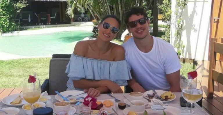 Hotel posta foto de Débora Nascimento e José Loreto e confunde fãs; foto é antiga