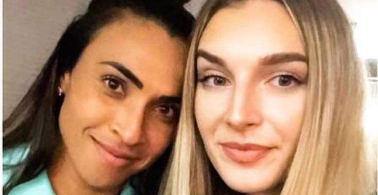 Jogadora Marta troca sueca por colega de time; veja