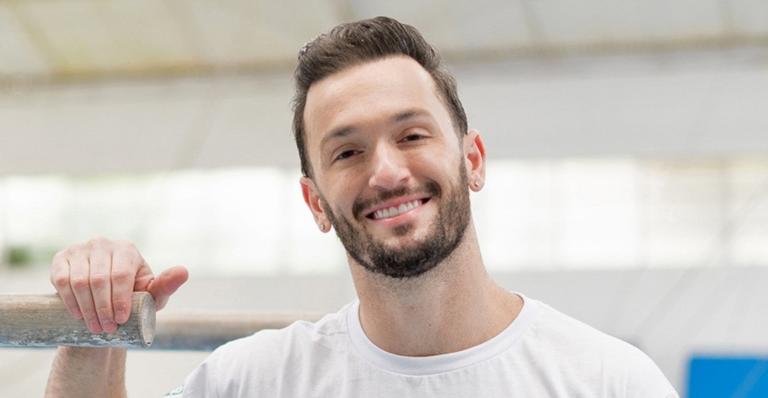 De sunga, Diego Hypolito ousa em foto, quase mostra demais e comentário causa polêmica entre fãs