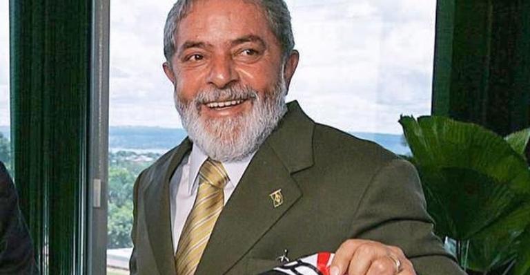 Sem esconder namoro, Lula aparece com anel de compromisso