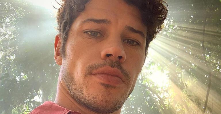 Após separação, José Loreto é flagrado em padaria no Dia dos Namorados