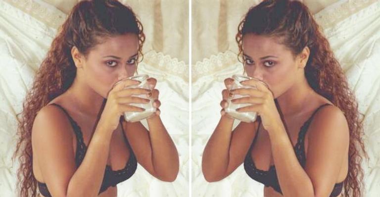 Com as coxas de fora, Viviane Araújo posa sexy em Orlando