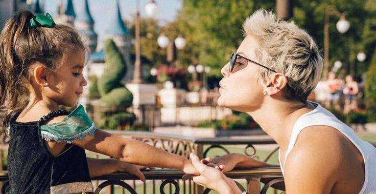 Deborah Secco se derrete por Maria Flor e faz fofurômetro explodir: ”Coisa de mãe”