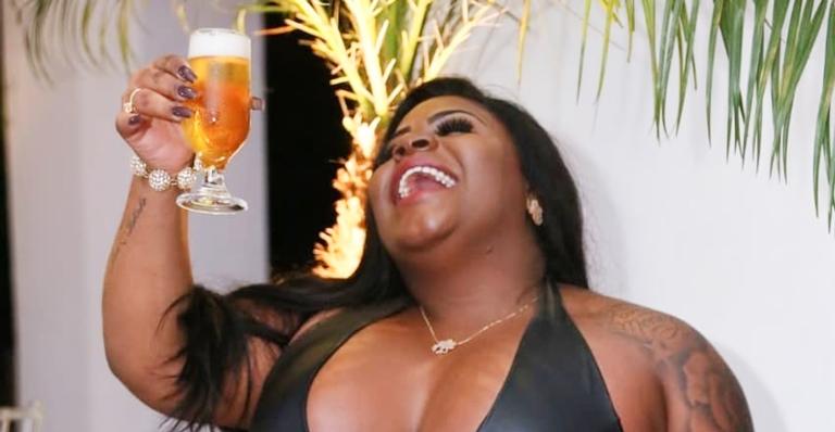 Jojo Todynho senta no colo de marido de cantora e ela dispara: ”Larga essa mulher agora”