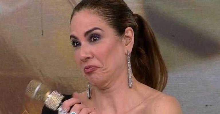 Luciana Gimenez fica constrangida com discussão de cantoras ao vivo