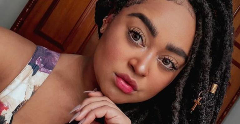 Ex-BBB Rízia aumenta a temperatura da web ao posar de lingerie super decotada