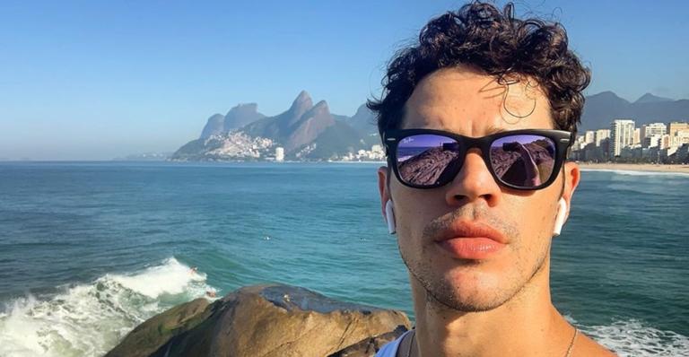 De sunga, José Loreto é flagrado na praia exibindo tanquinho definido