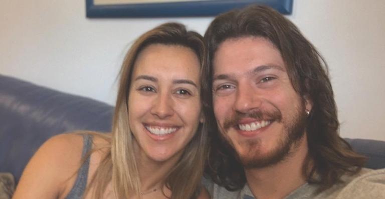 Grávida? Cris Dias levanta suspeitas após foto com mão na barriga