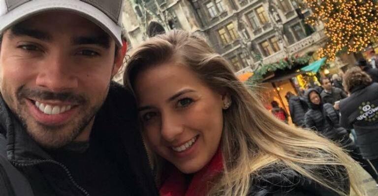 Noiva de Gabriel Diniz desaba em velório e é amparada pela família do cantor