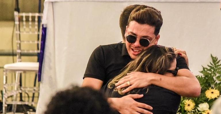 Desolado, Wesley Safadão surge inconsolável e chorando compulsivamente em velório de Gabriel Diniz