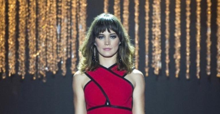 Com os seios totalmente à mostra, Bianca Bin reflete em cachoeira