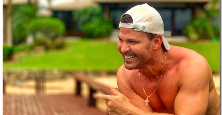 Após término, Eduardo Costa dá beijão em famosa e dispara: ”Gostosa”