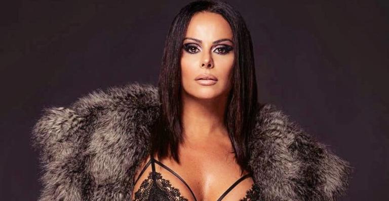 Com pernas torneadas, Viviane Araújo se despede de Orlando: ”Saudade”