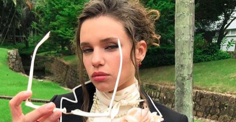 De biquíni, Bruna Linzmeyer posa com arco-íris e é exaltada: ”Obra de arte”