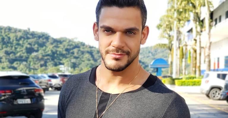 Caique Aguiar surge de calça apertada e volume impressiona 
