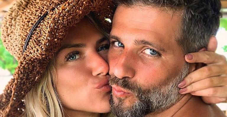 Na praia, Giovanna Ewbank posa completamente nua para Bruno Gagliasso: ”Não resisto, não”