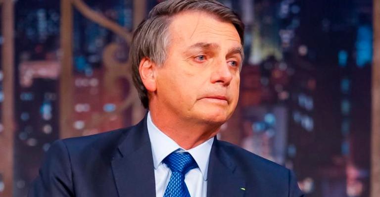 Jair Bolsonaro levanta a camisa em programa e exibe cicatriz após atentado 