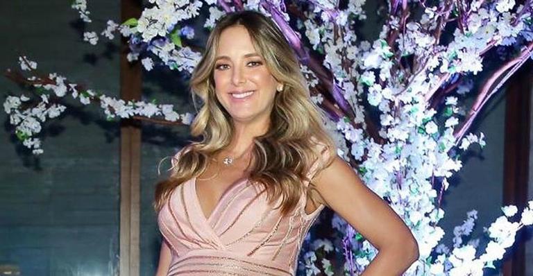 Gravidíssima, Ticiane Pinheiro se joga em pista de dança e se diverte ao som de funk