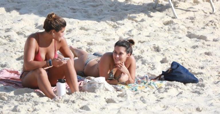 Bia Bonemer e Giulia Costa são clicadas de biquíni curtindo praia do Rio 