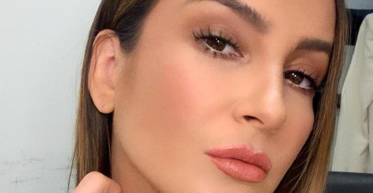 Claudia Leitte exibe barrigão em clique de biquíni cavado: ‘’Devidamente bronzeada’’