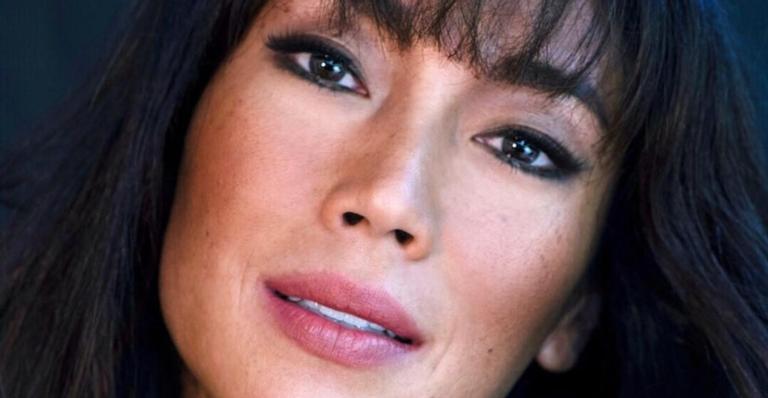 Danni Suzuki aparece só de calcinha com a barriga sarada e sobe a temperatura na web