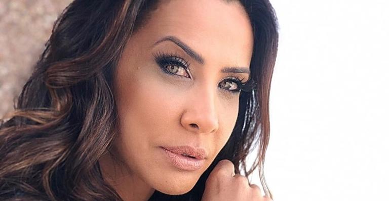 Sumida, Scheila Carvalho surge com corpão de dar inveja à beira da piscina