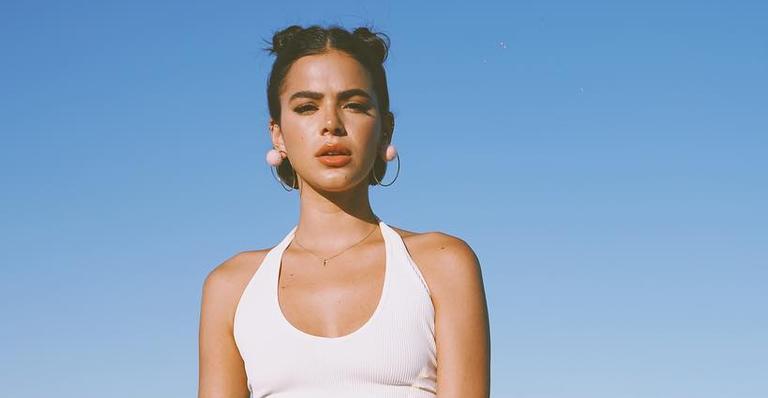 Bruna Marquezine quebra a internet com pose inusitada e causa espanto: ”Dor de cabeça”